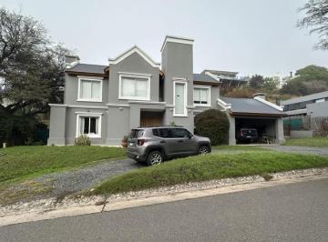 Casa · 230m² · 5 Ambientes · 2 Cocheras · Casa en Venta 3 Dorm. - La Rufina - Córdoba.