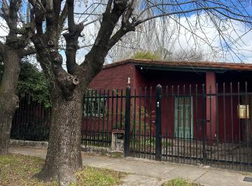 Casa de 3 ambientes, San Isidro · Oportunidad! Casa Para Reciclar de 3 Ambientes Garage Cubierto y con un Jardín Divino.