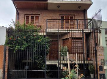 Casa de 5 ambientes, Parque Chacabuco · Gran Casa Lote Propio Desarrollada en 4 Plantas, 5 Amb C/ Cochera. 3 Baños. Patio. Tza. Quincho.