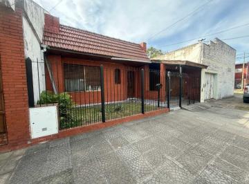 Casa · 111m² · 4 Ambientes · 1 Cochera · Venta Casa 4 Ambientes con Cochera y Patio Lanus
