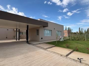 Casa · 240m² · 8 Ambientes · 6 Cocheras · Casa en Estilo Chacra
