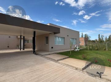 Casa · 240m² · 8 Ambientes · 6 Cocheras · Casa en Estilo Chacra