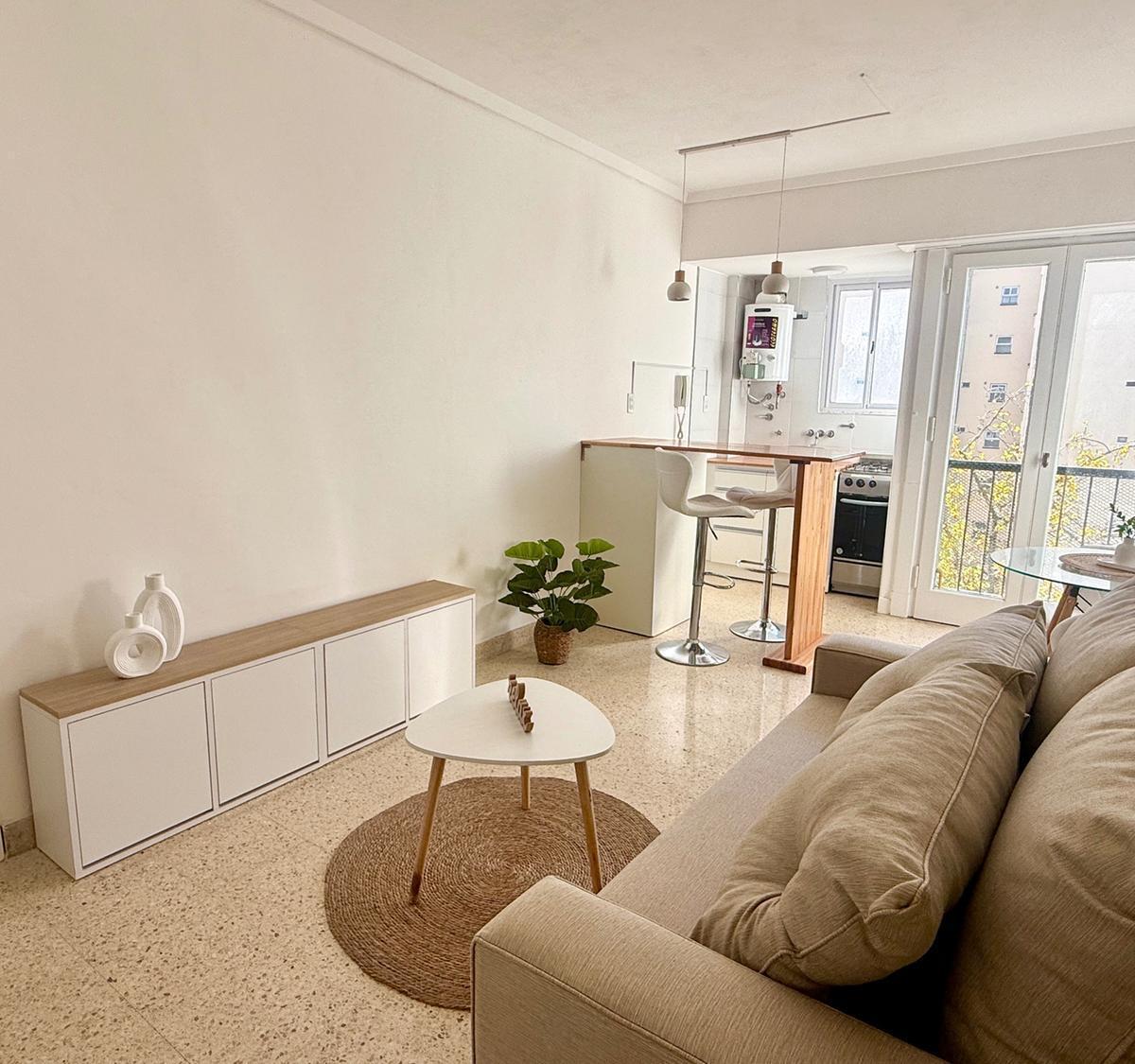 1 Ambiente Reciclado con Balcón en piso 7 y Excelente Luminosidad | Plaza Colón