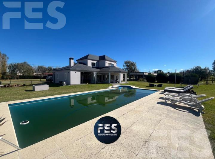 Casa · 260m² · 4 Ambientes · 2 Cocheras