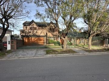 Casa · 480m² · 7 Ambientes · 2 Cocheras · Casa en Venta 5 Dorm. - Camargo 6951 - Quintas de Arguello.