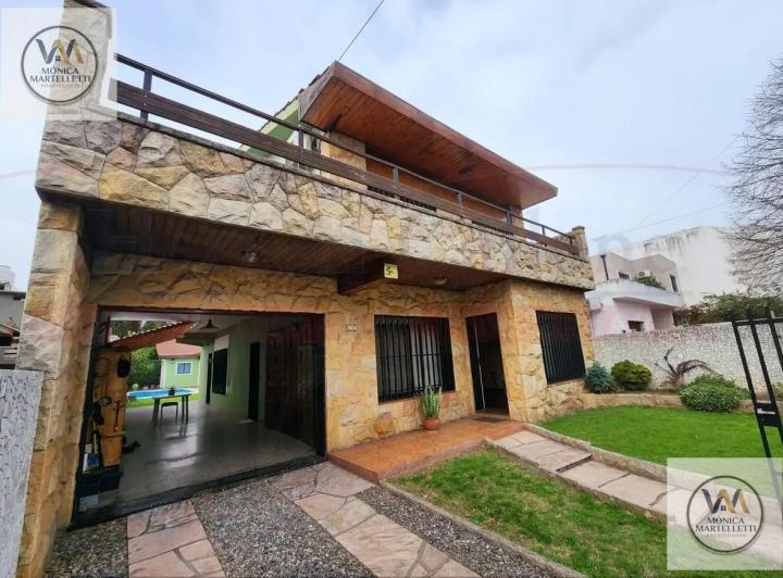 Casa · 275m² · 6 Ambientes · 3 Cocheras
