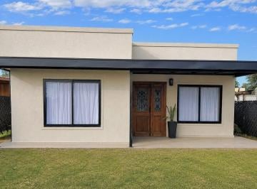 Casa · 74m² · 4 Ambientes · 3 Cocheras · Casa en Campana