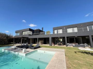 Casa · 1200m² · 6 Ambientes · 2 Cocheras · Alquiler: Casa de Tres Dorm., Quincho con Parrillero y Pileta con Jardín. Miraflores, Funes Hi