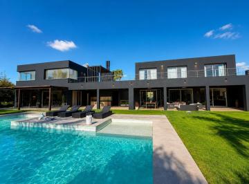 Casa · 1200m² · 6 Ambientes · 2 Cocheras · Alquiler: Casa de Tres Dorm., Quincho con Parrillero y Pileta con Jardín. Miraflores, Funes Hi