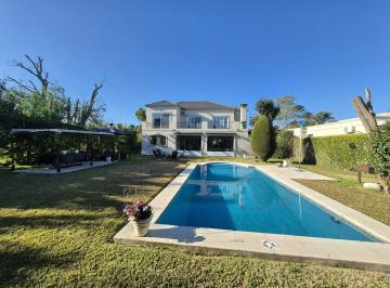 Casa · 228m² · 5 Ambientes · 6 Cocheras · Casa 6 Ambientes C/dependencia y Piscina Barrio El Aromo