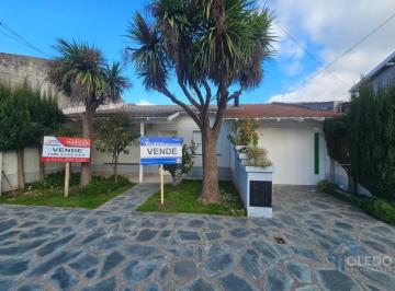 Casa · 140m² · 3 Ambientes · 2 Cocheras · Casa de 2 Dorm. con Patio y Amplio Espacio Independiente Al Fondo Sobre Lote de 250 m