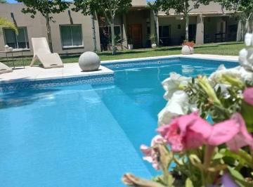 Casa · 244m² · 6 Ambientes · 1 Cochera · Se Vende Casa Niv Ejecutivo B°los Lapach Fm Esquiu
