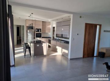Casa de 3 ambientes, Rodeo del Medio · Casa de Categoria en Venta Barrio Las Retamas. Gran Potencial!