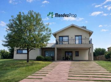 Casa · 250m² · 6 Ambientes · 2 Cocheras · Casa en Alquiler