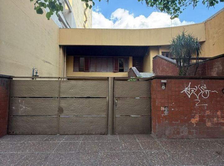 Casa · 330m² · 20 Ambientes · 2 Cocheras