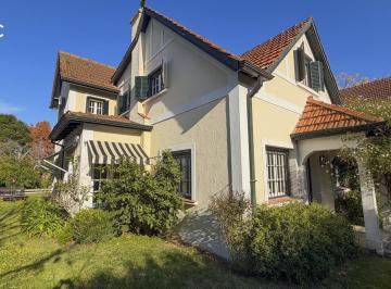 Casa · 142m² · 7 Ambientes · 1 Cochera · Venta Casa en Hurlingham