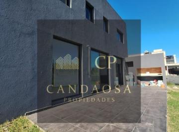 Casa · 217m² · 4 Ambientes · 3 Cocheras · Nev. Casa 4 Ambientes en San Sebastian - Area 11