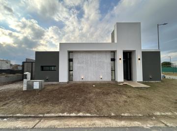 Casa · 121m² · 2 Ambientes · 2 Cocheras · Casa en Venta Rincones de Manantiales 2d 2b - a Estrenar!