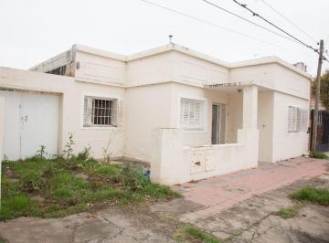 Casa · 165m² · 4 Ambientes · 1 Cochera · Casa 3 Dorm. con Cochera en Venta Bª Rivadavia