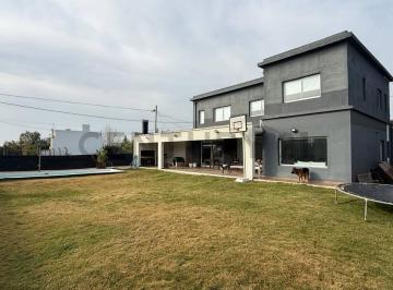 Casa · 210m² · 8 Ambientes · 3 Cocheras · Casa en Venta. Calle 484 Esquina 8.