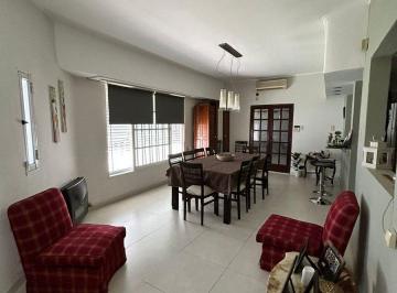 Casa · 122m² · 6 Ambientes · 1 Cochera · Casa en Venta de 3 Dorm. y Cochera!