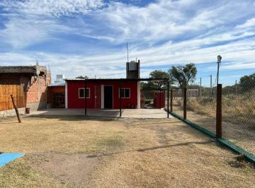 Quinta vacacional · 40m² · 1 Dormitorio · 1 Cochera · Vendo Casa Monoambiente con Pileta en Nogolí - Sl