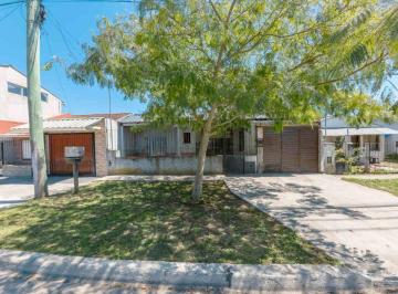 Casa · 134m² · 4 Ambientes · 1 Cochera · Venta Casa 4 Ambientes con Parque B° Pueyrredón