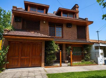 Casa · 300m² · 6 Ambientes · 4 Cocheras · Venta Casa 6 Amb. con Garaje, Pileta y Quincho - Quilmes o