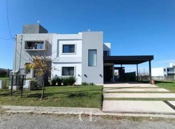 Casa de 8 ambientes, Malagueño · Casa de Categoría de 3 Dorm. con Pileta en Venta en Tejas 4 – Malagueño