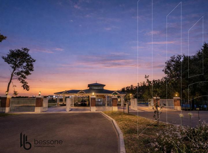 Terreno · 608m² · 1 Ambiente · 1 Cochera