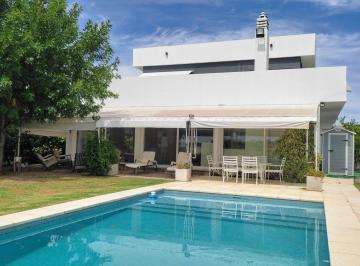 Casa · 388m² · 5 Ambientes · 5 Cocheras · Casa de 4 Hab S/golf en Venta con Pileta. B. Golf, El Cantón