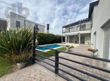 Casa · 258m² · 5 Ambientes · 2 Cocheras · Casa en Venta en Estancia Smithfield Sobre Lote Central
