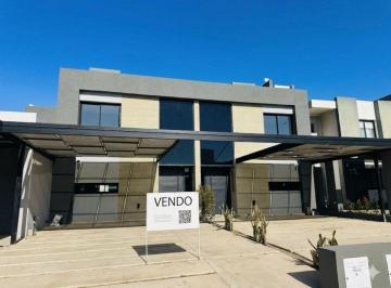Casa de 5 ambientes, Córdoba · Docta - 3 Dorm + 3 Baños - Cocher Doble - Listo Para Vivir!