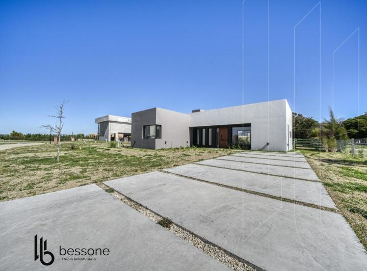 Casa · 180m² · 4 Ambientes · 2 Cocheras