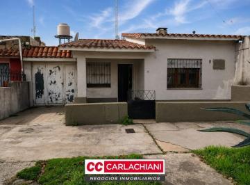 Casa · 3 Ambientes · 1 Cochera · Casa en Las Parejas