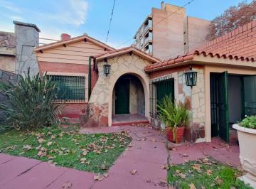 Casa · 130m² · 6 Ambientes · 1 Cochera · Casa en Alberdi / Maciel 600
