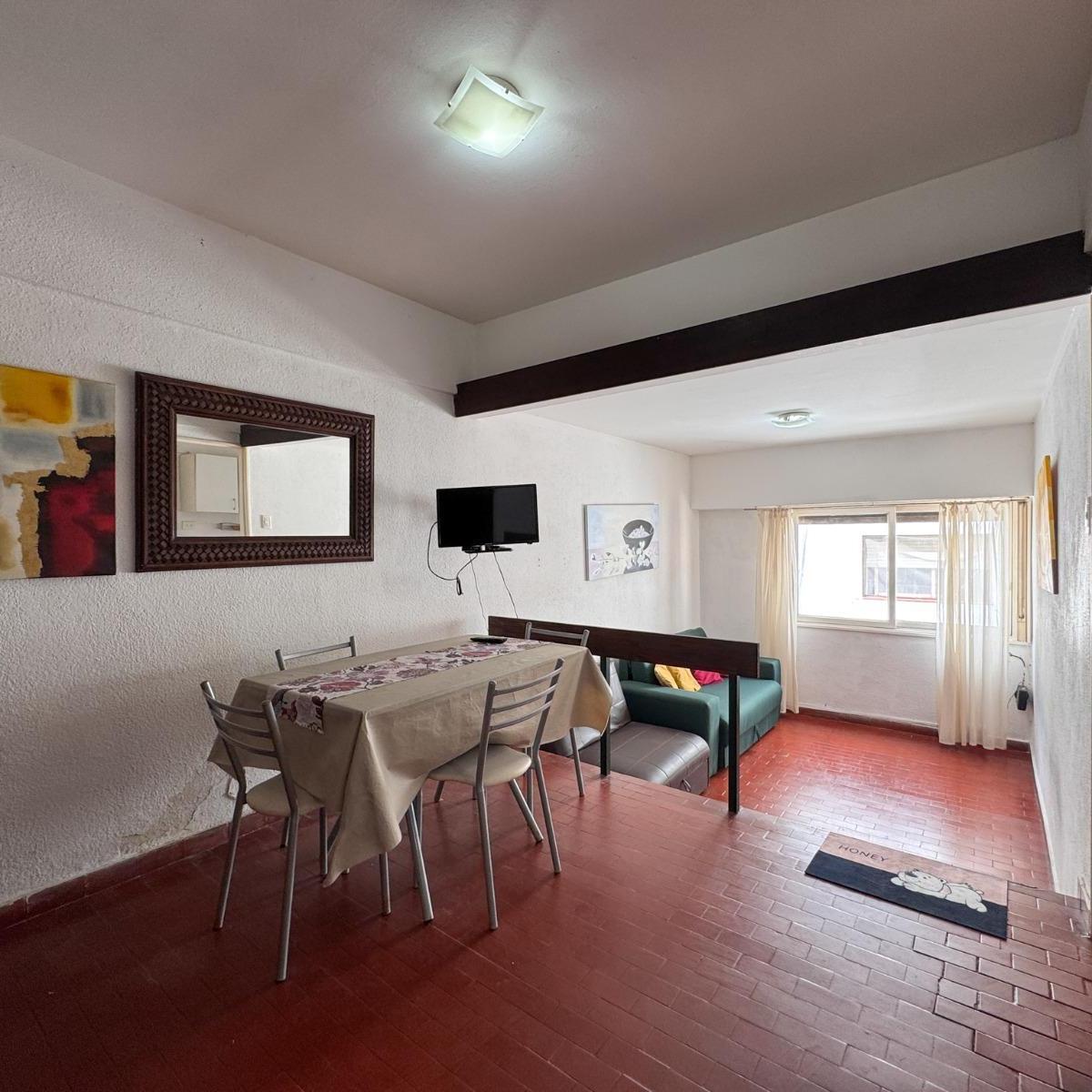 Ambiente al contrafrente en venta, muy luminoso — Plaza Colón