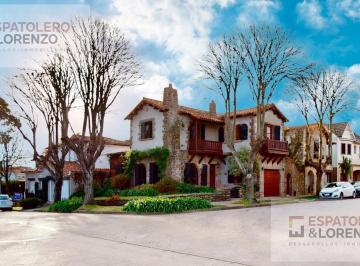 Casa · 241m² · 4 Ambientes · 1 Cochera · Casa Venta