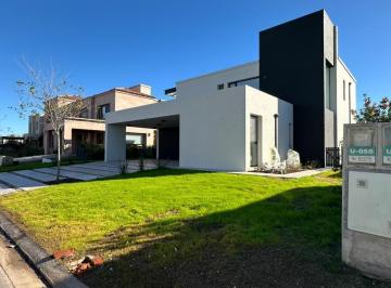 Casa · 350m² · 6 Ambientes · 2 Cocheras · Casa en Vida Barrio Cerrado