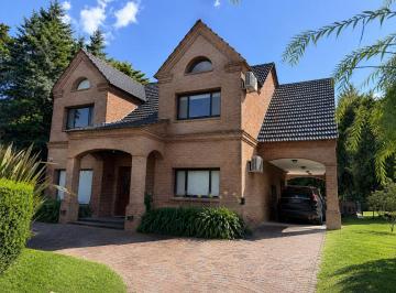 Casa · 212m² · 6 Ambientes · 2 Cocheras · Casa en Venta Barrio Privado Apto Credito