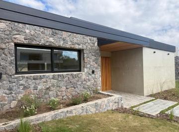 Casa · 1650m² · 4 Dormitorios · 2 Cocheras · Casa en Venta Estancia El Terron Una Planta Golf