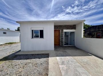 Casa · 50m² · 3 Ambientes · 1 Cochera · Alquiler de Casa de 2 Dorm. con Parrillero E Ingreso de Vehiculo en Colonia
