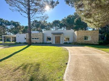 Casa · 221m² · 6 Ambientes · 1 Cochera · Casa con Piscina en Venta en La Herradura Pinamar