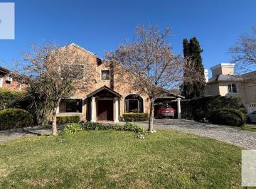 Casa · 200m² · 5 Ambientes · Casa - Club de Campo Pueyrredon