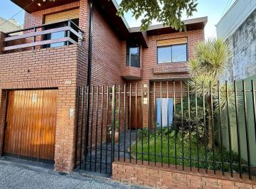 Casa · 215m² · 5 Ambientes · 1 Cochera · PH Tipo Casa 5 Ambientes con Cochera en Mataderos