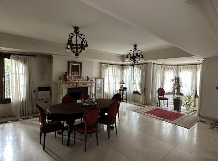 Casa · 860m² · 6 Ambientes · 2 Cocheras