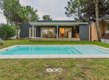 Casa · 197m² · 5 Ambientes · 1 Cochera · Casa en Venta Costa Esmeralda Golf con Gas Natural y Pileta