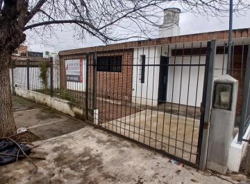 Casa · 65m² · 3 Ambientes · 1 Cochera · Alquiler Casa de 2 Dorm. en Alquiler, con Patio, Jardín y Entrada Para Auto en Barrio La Madri