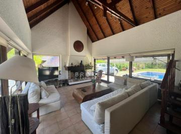 Foto1 · Amplia Casa con Piscina y Hermoso Jardín en Barrio Lugano