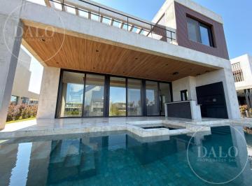Casa · 465m² · 6 Ambientes · 1 Cochera · Casa en Venta en El Yacht Nordelta. 6 Ambientes con Vista Al Río y Muelle Privado.